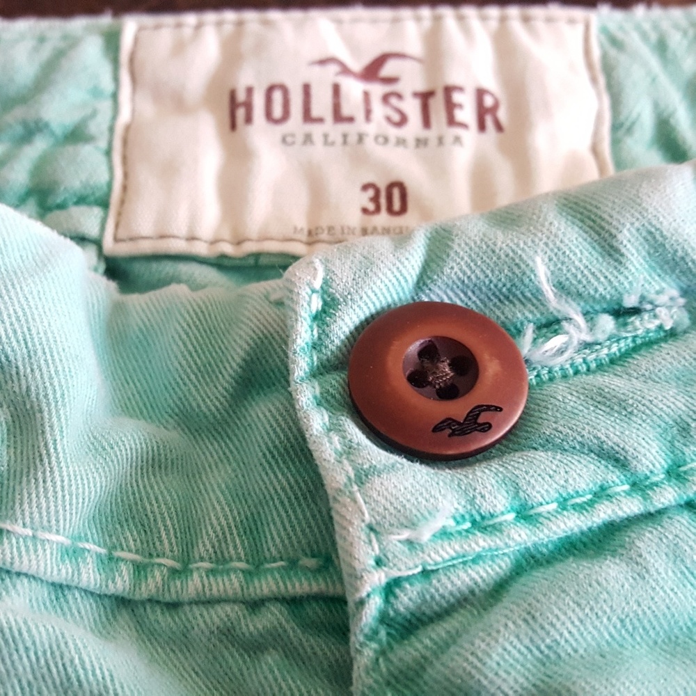 Size 30 mens Hollister shorts..lovely teal color